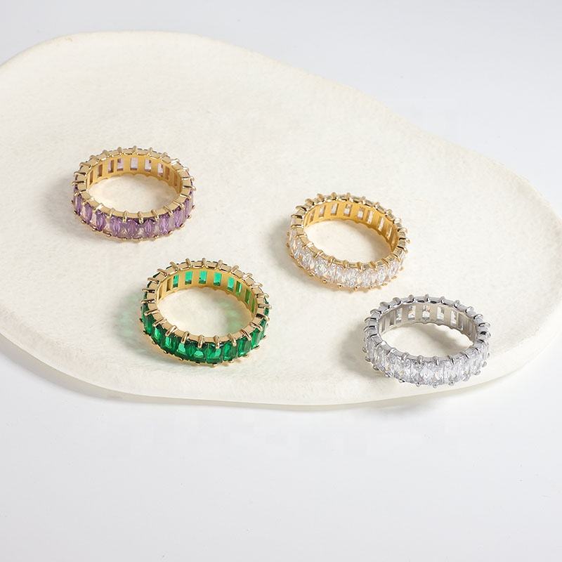 Anel Lumina em aço banhado a ouro com zirconia incolor.