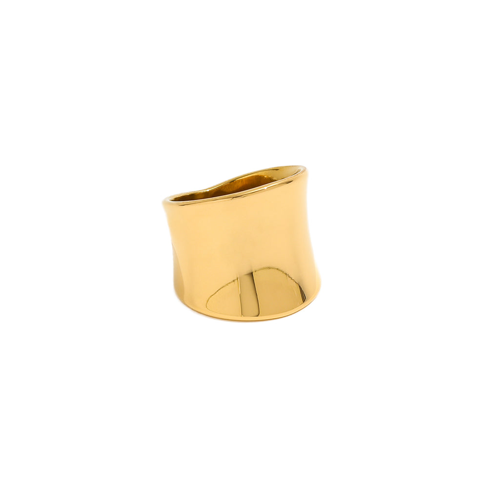 Anel Monza em aco banhado a ouro com curvas suaves.