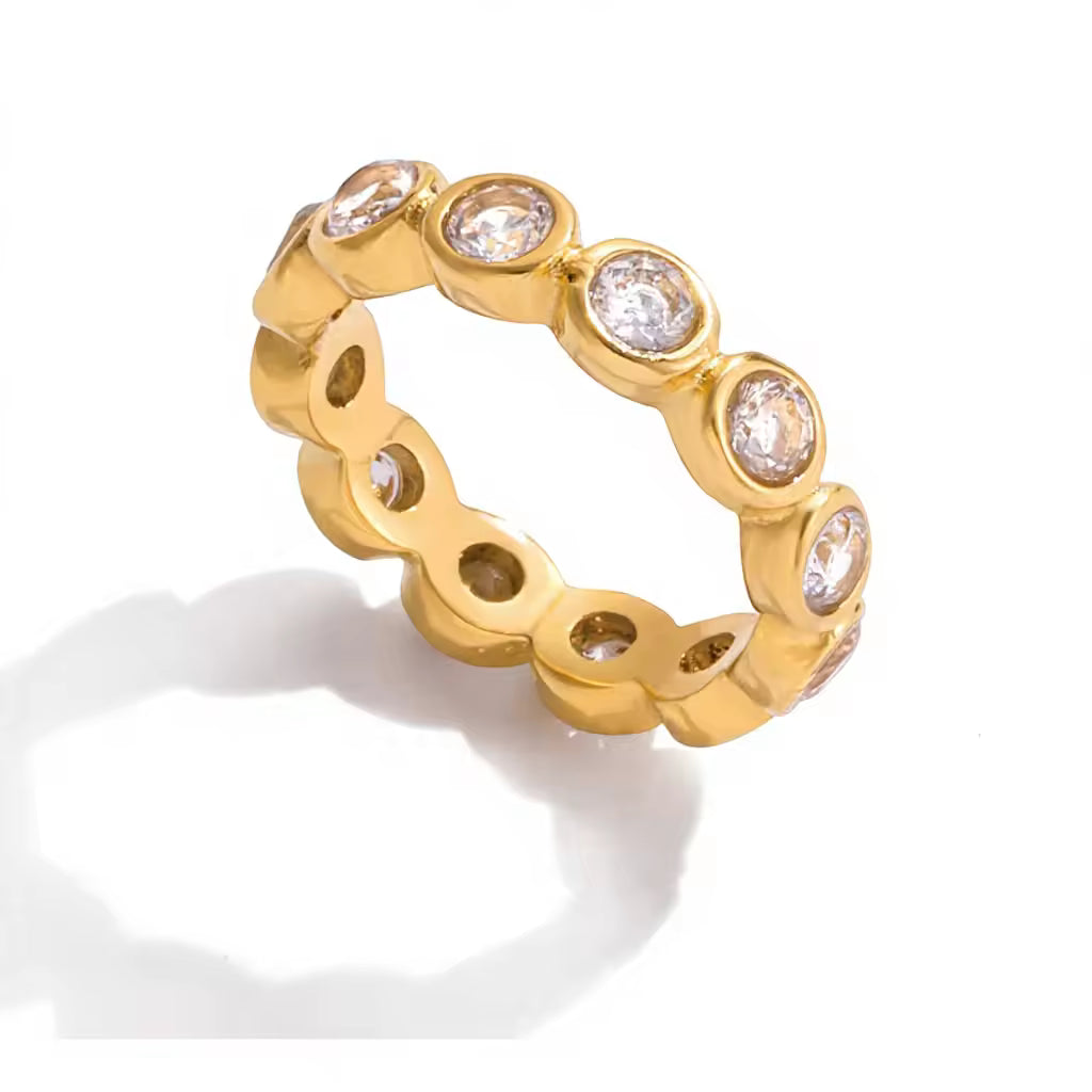 Anel Chiara em aco banhado a ouro com zirconia incolor.