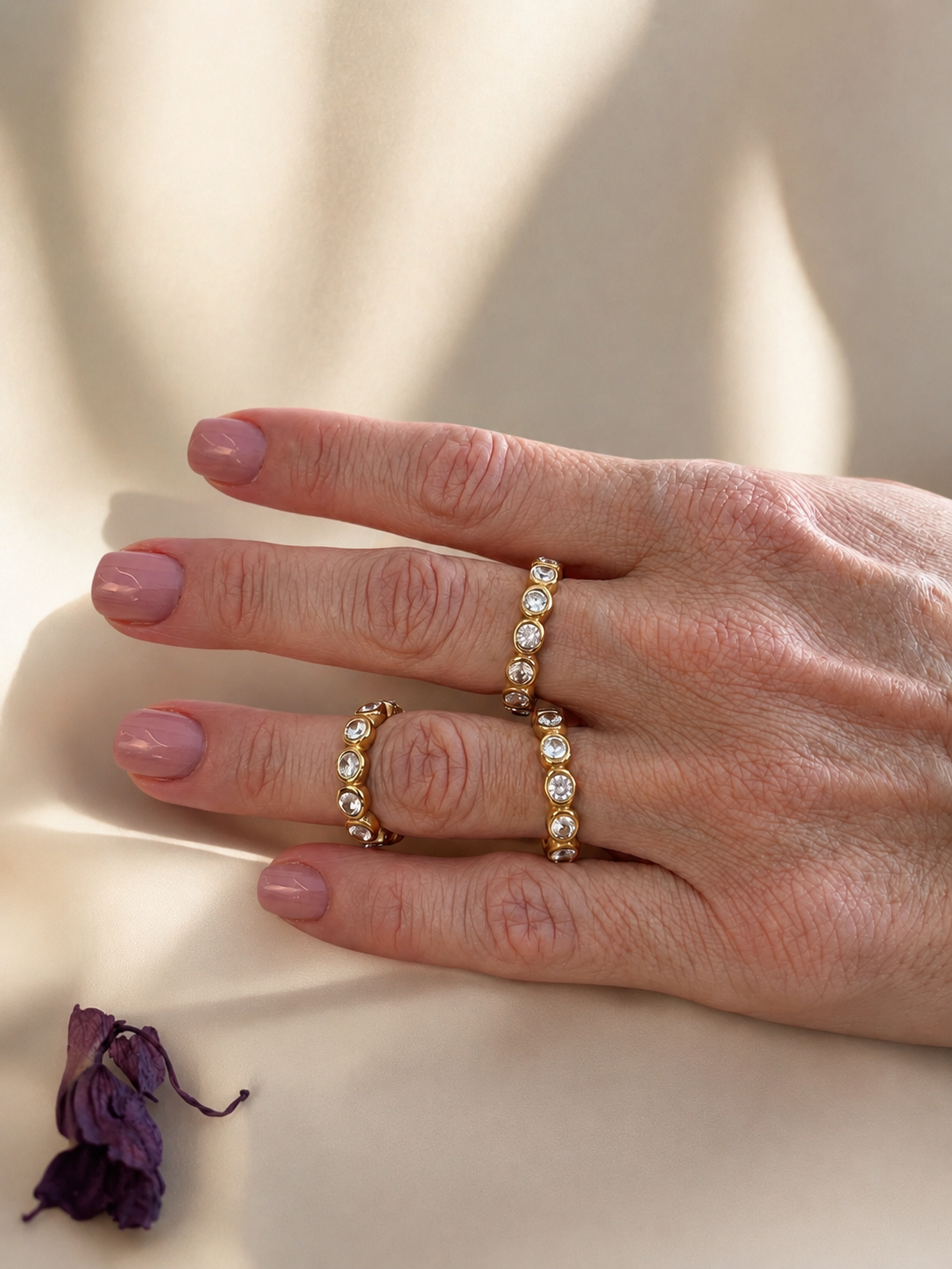 Anel Chiara em aco banhado a ouro com zirconia incolor.