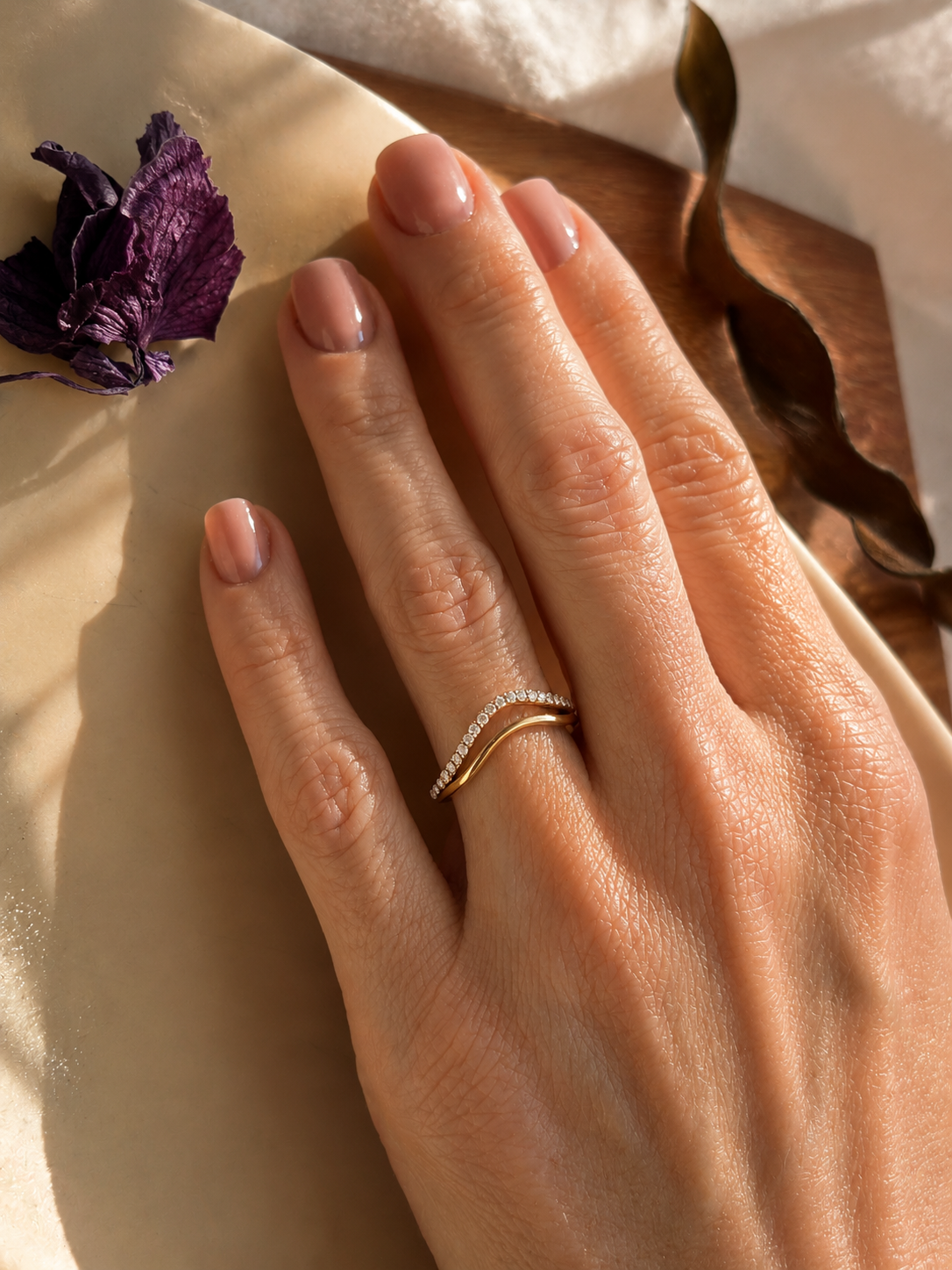 Anel Verona em aco banhado a ouro com zirconia incolor.