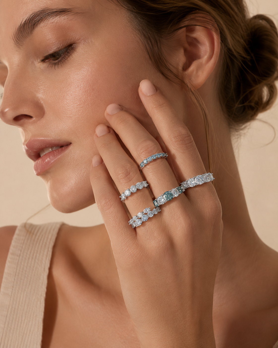 Anel Serena em prata com moissanites incolor e blue green.